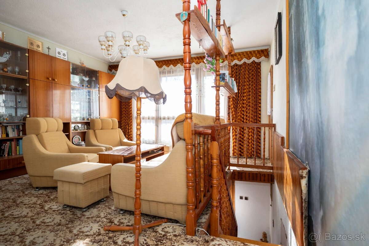 Rod. dom s mega miestnosťou (bar, krb, posedenie), Pohorelá - 17