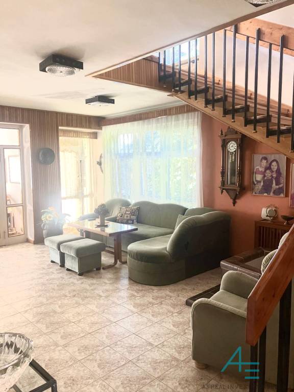 Vila, 6 i, aj pre dve rodiny, na firmu , so záhradou v cent - 17