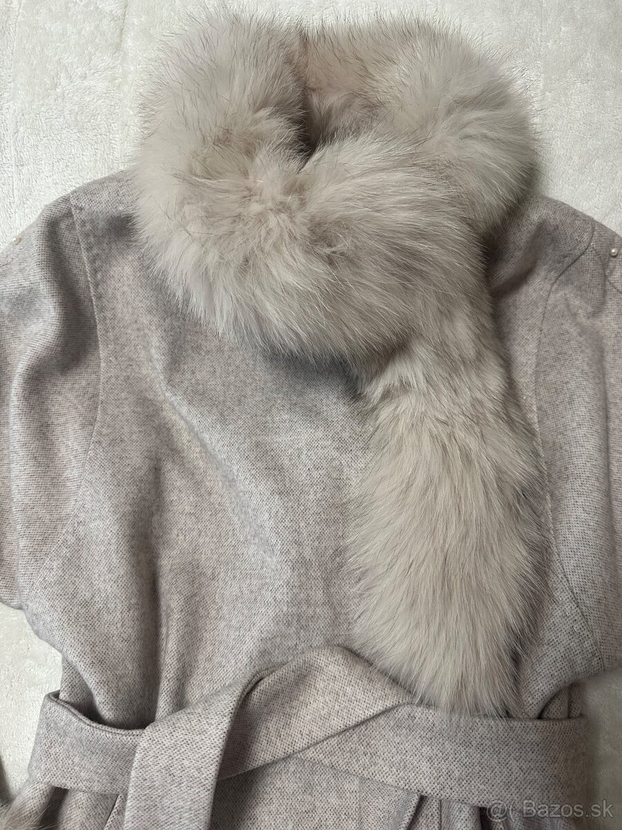 Krásny béžový kabát s perličkami na rukáve - 17