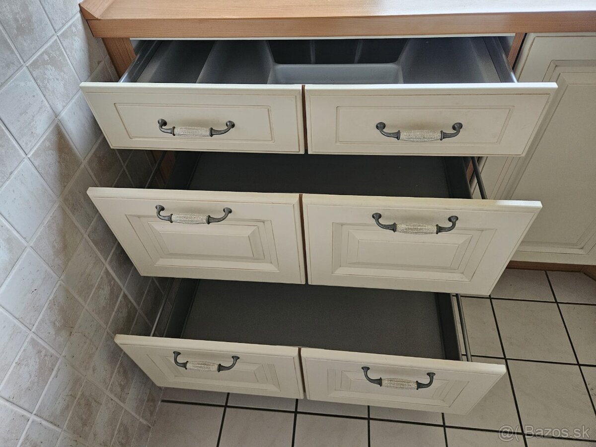 Moderní kuchyňská linka se spotřebiči - 17