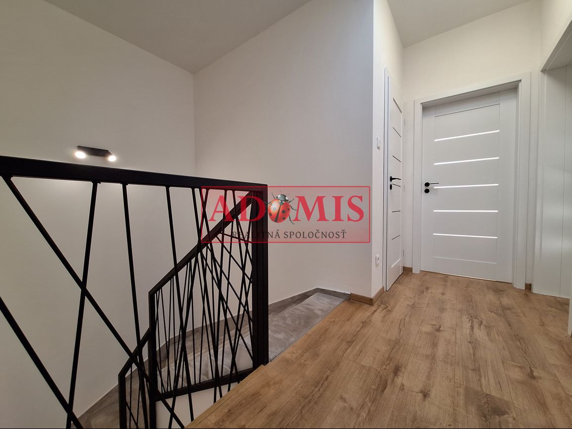 ADOMIS - predám moderný 5izbový RD v Košiciach, predzáhradka - 17