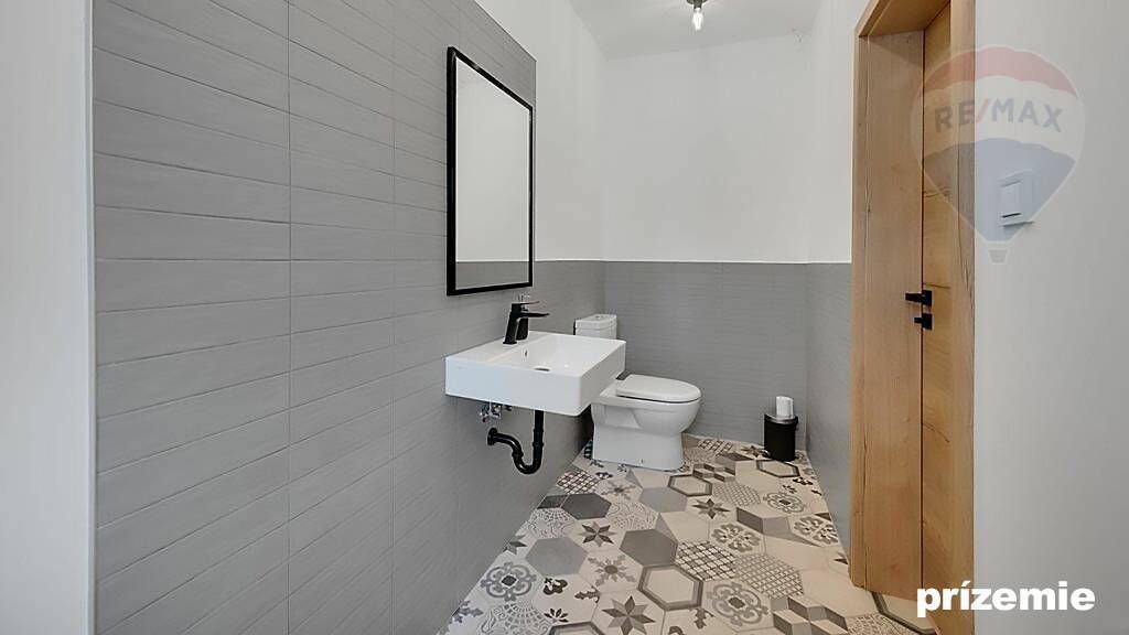 Na predaj komerčná budova v obci Zohor - 17