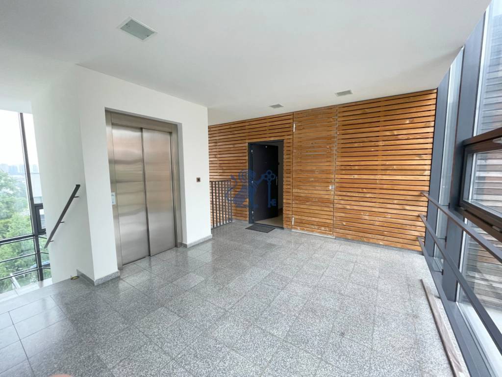 Na prenájom veľký 2- izb. byt na začiatku Koliby s terasou a - 17