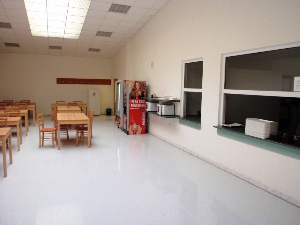 Výrobné, distribučné, parkovacie a kancelárske priestory na - 17