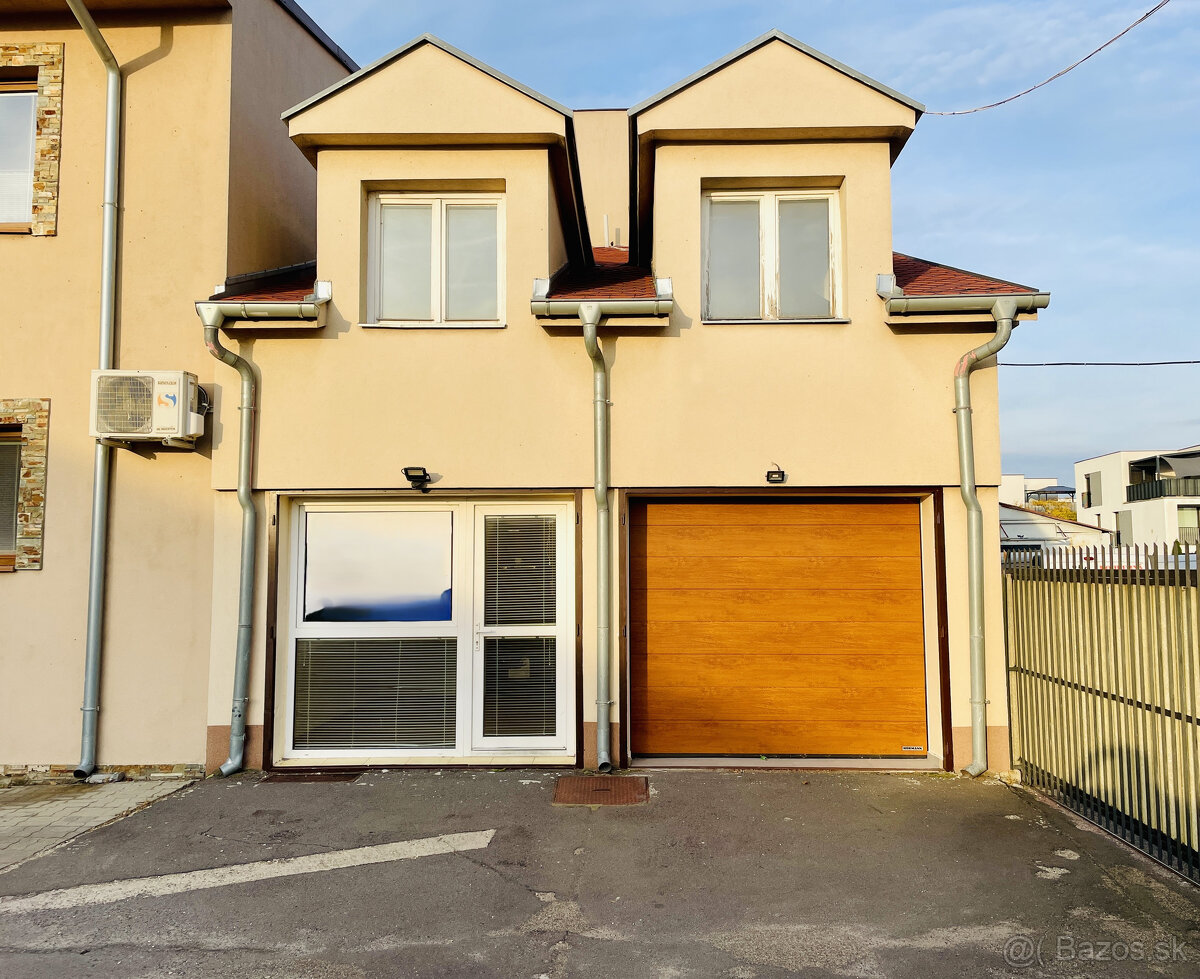 Viacúčelová budova v severnej časti mesta. - 17