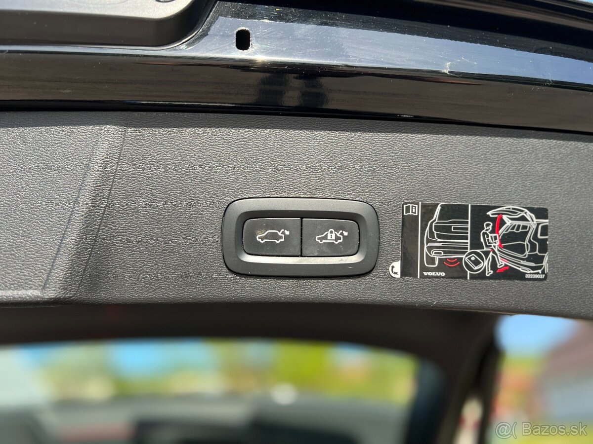 Volvo XC40 D3 Momentum A/T -- 2020 - - 17