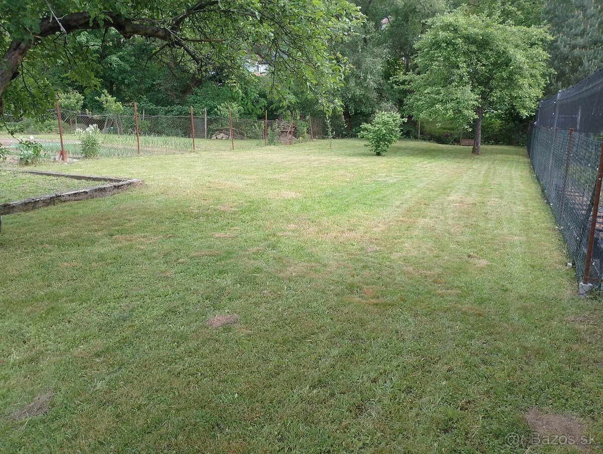 Dom pri minerálnom prameni, s potokom na konci záhrady - 17