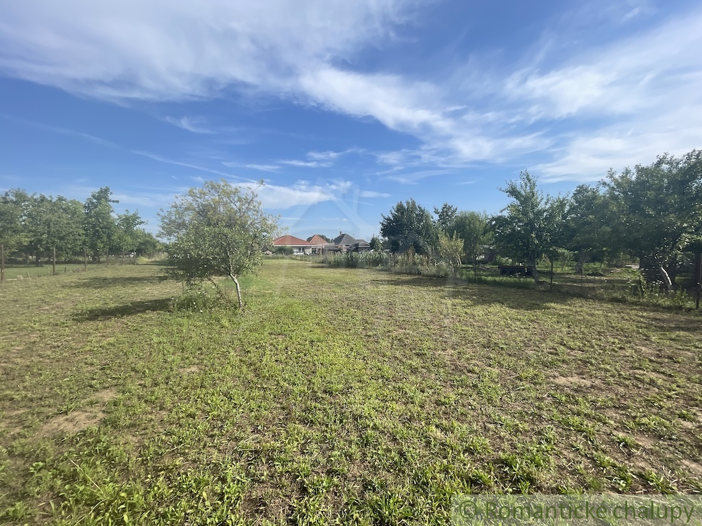 Trojizbový rodinný dom s veľkým pozemkom v Mojmírovciach – - 17