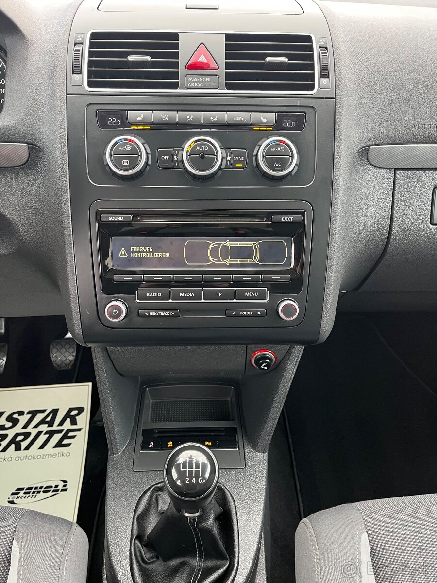 VW Touran 2.0TDI 7miest,Ťažné,Servis VW - 17