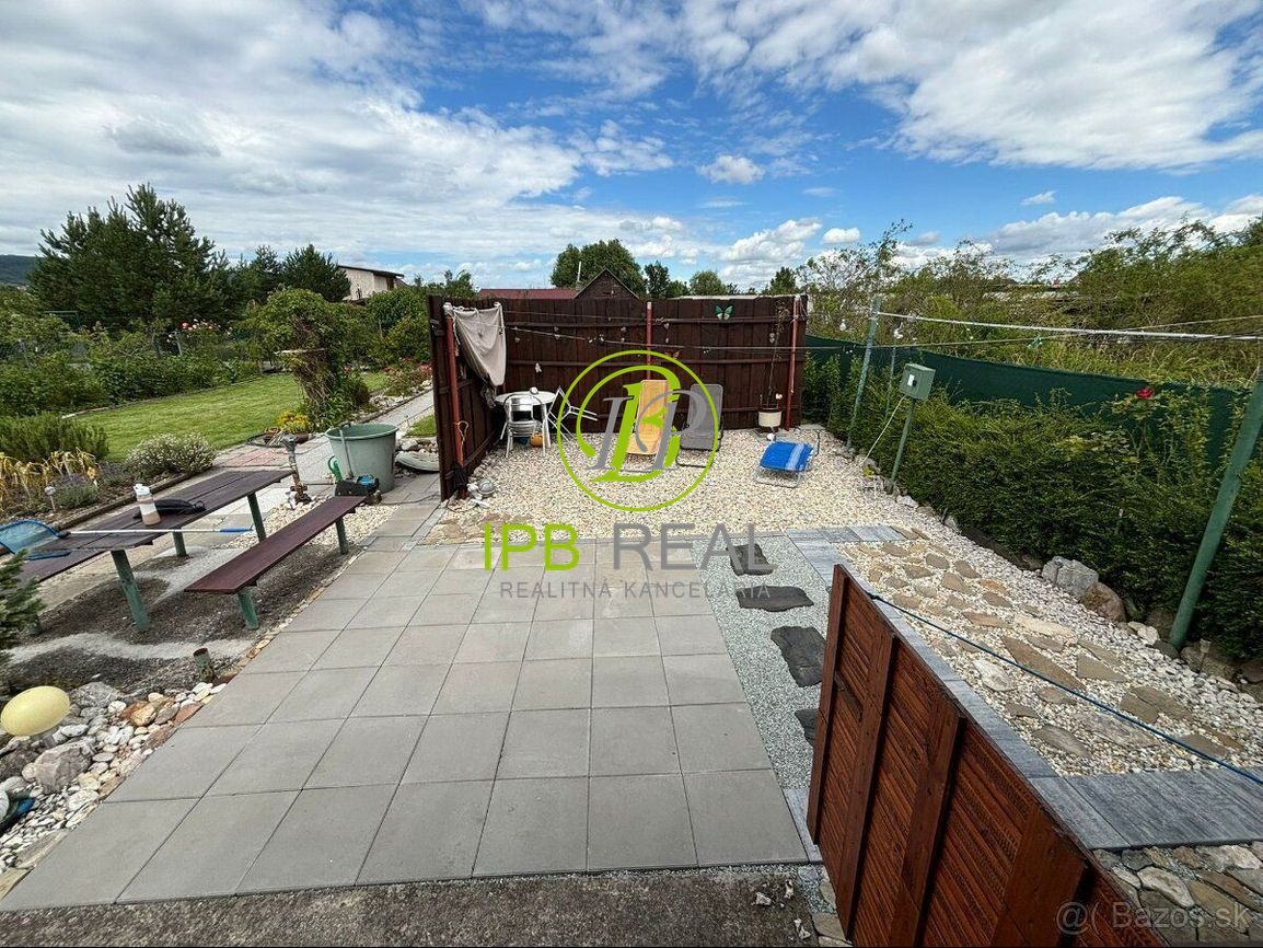 Upravená záhrada s chatou na Žabom majeri - 17