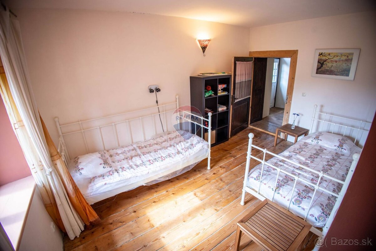 Krásne zrekonštruovaný historický dom v obci Vyhne - 17