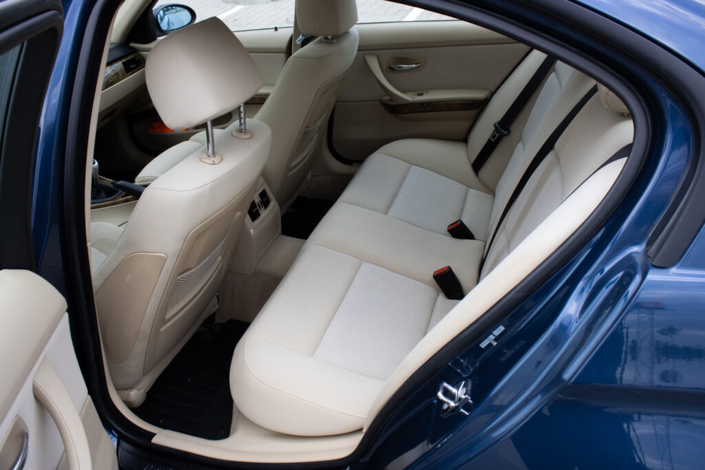 BMW 318i (E90) z roku 2005 - 17