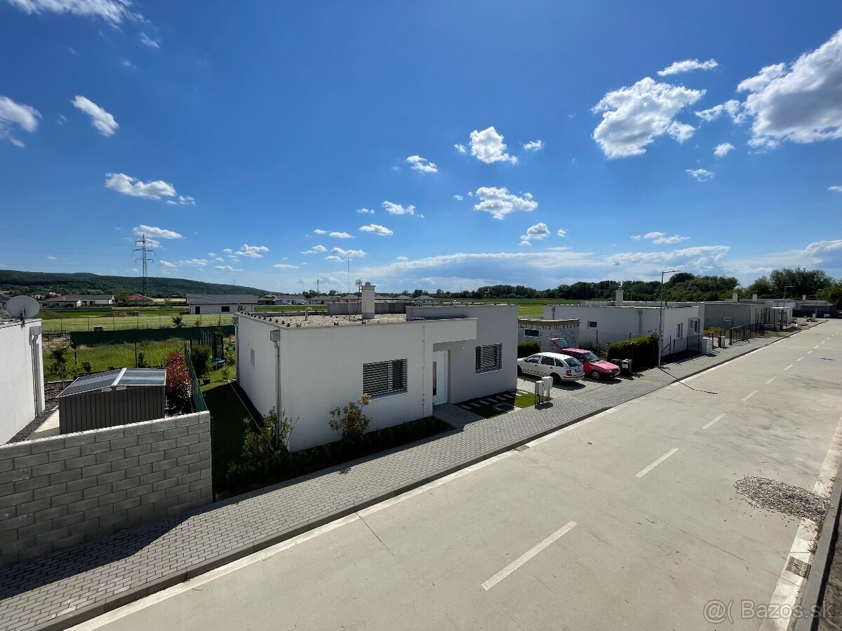 Na predaj novostavba RD s dvomi 3i-bytmi v obci Sokolovce - 17