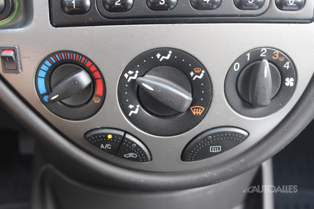 Ford Focus 1,6 i 74 kW SEDAN - 17