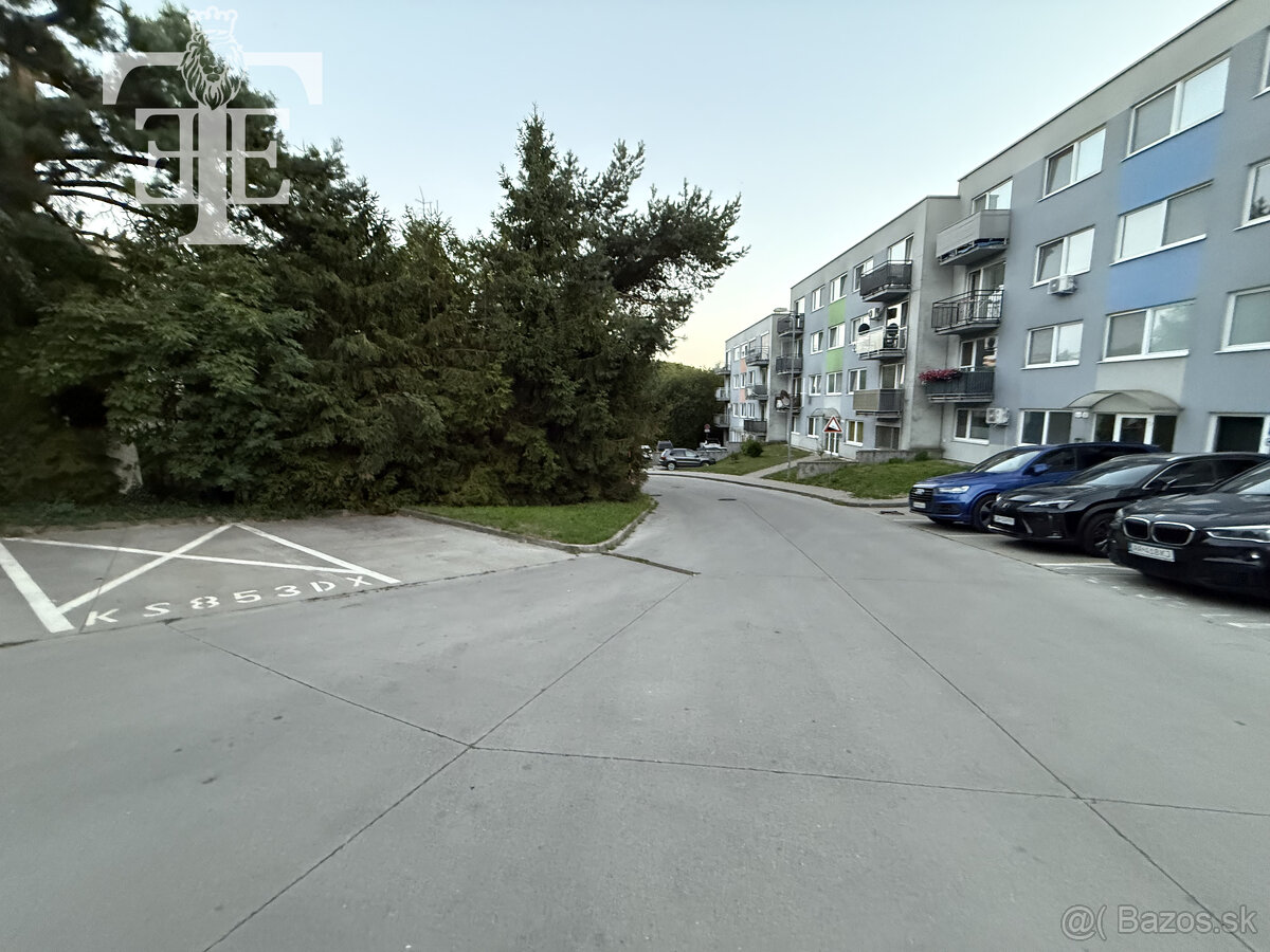 Prenájom 1 izbového bytu s vlastným parkovaním na sídlisku F - 17