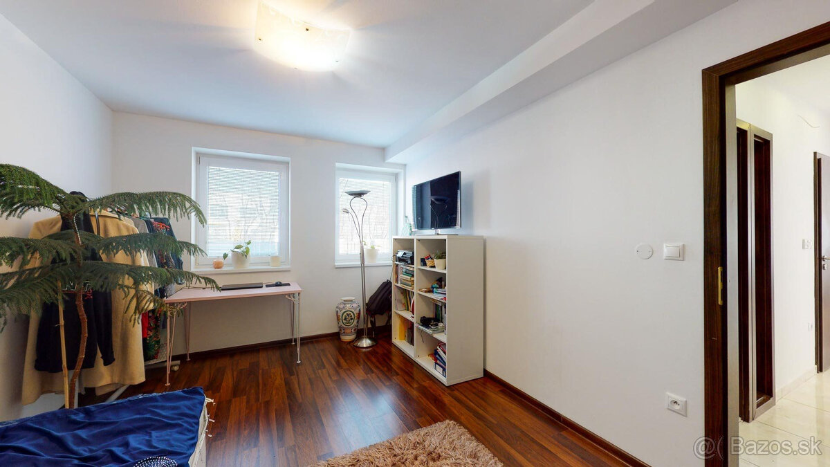 Výmerou nadštandardný rodinný dom, udržiavaná záhrada - 17