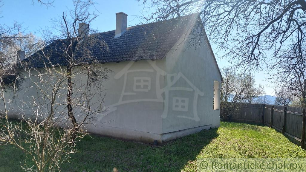 Malá chalúpka na okraji polosamoty s 40 á pozemkom v obci - 17