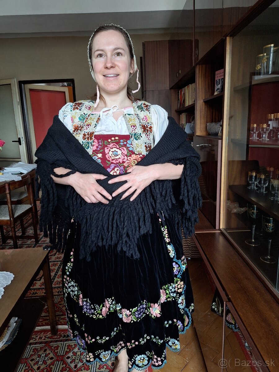 Rucne vysivany kroj zo Zvolenskej slatiny - 17