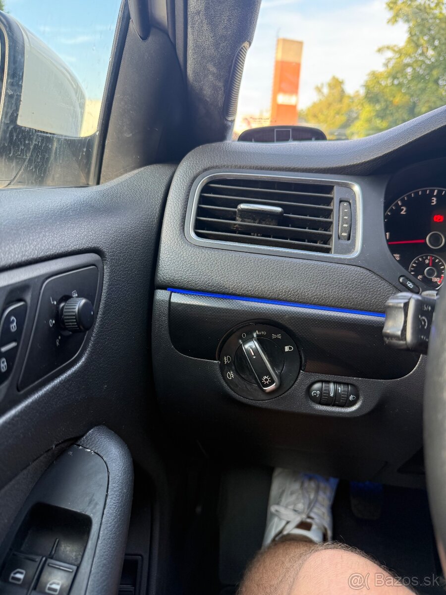 Volkswagen Jetta 1.6 TDI (2011) 🚗✨ - 17