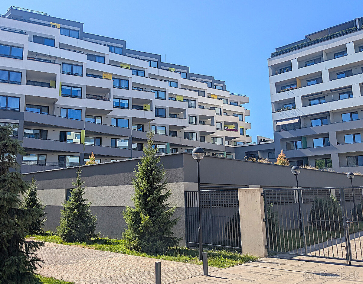 Prenájom 2 x VNÚTORNÉ parkovacie miesto blízko CENTRA mesta - 17