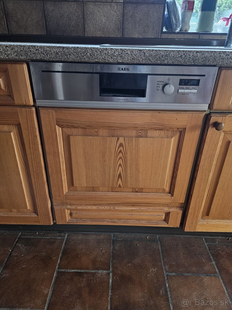 Masívna kuchynská linka z Nemecka so spotrebičmi - 17