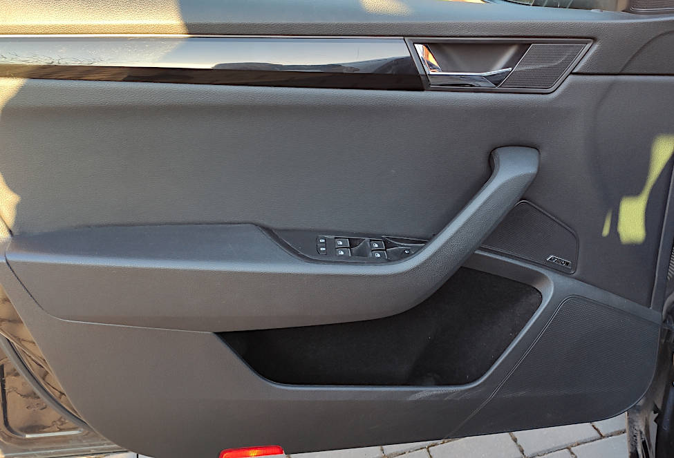 Škoda Superb combi 4x4 L&K + WEBASTO - 17