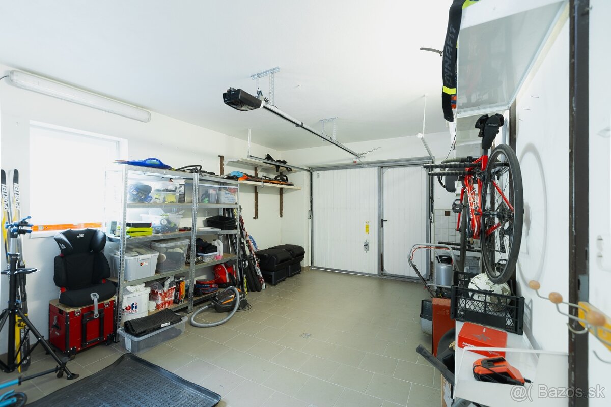 Jedinečná rodinná vila v meste Dolný Kubín s krásnym pozemko - 17