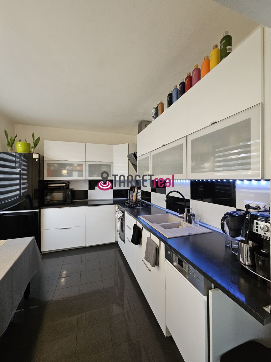 Na predaj veľký kompletne zariadený 3-izbový byt v centre Pi - 17