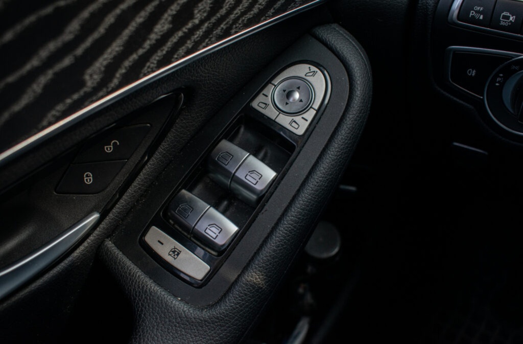 Mercedes-Benz GLC SUV 350 e 4MATIC A/T - 17