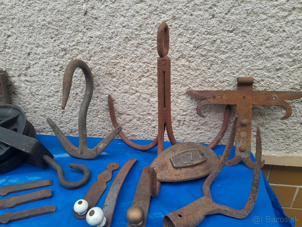 Staré historické ,rustikálne, kované náradie a pomôcky. - 17