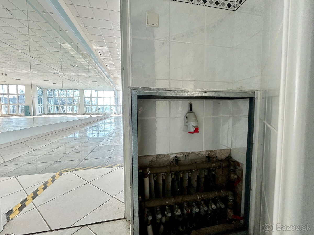 Na prenájom MODERNÁ prevádzková budova 1300m2 15min.od NZ - 17