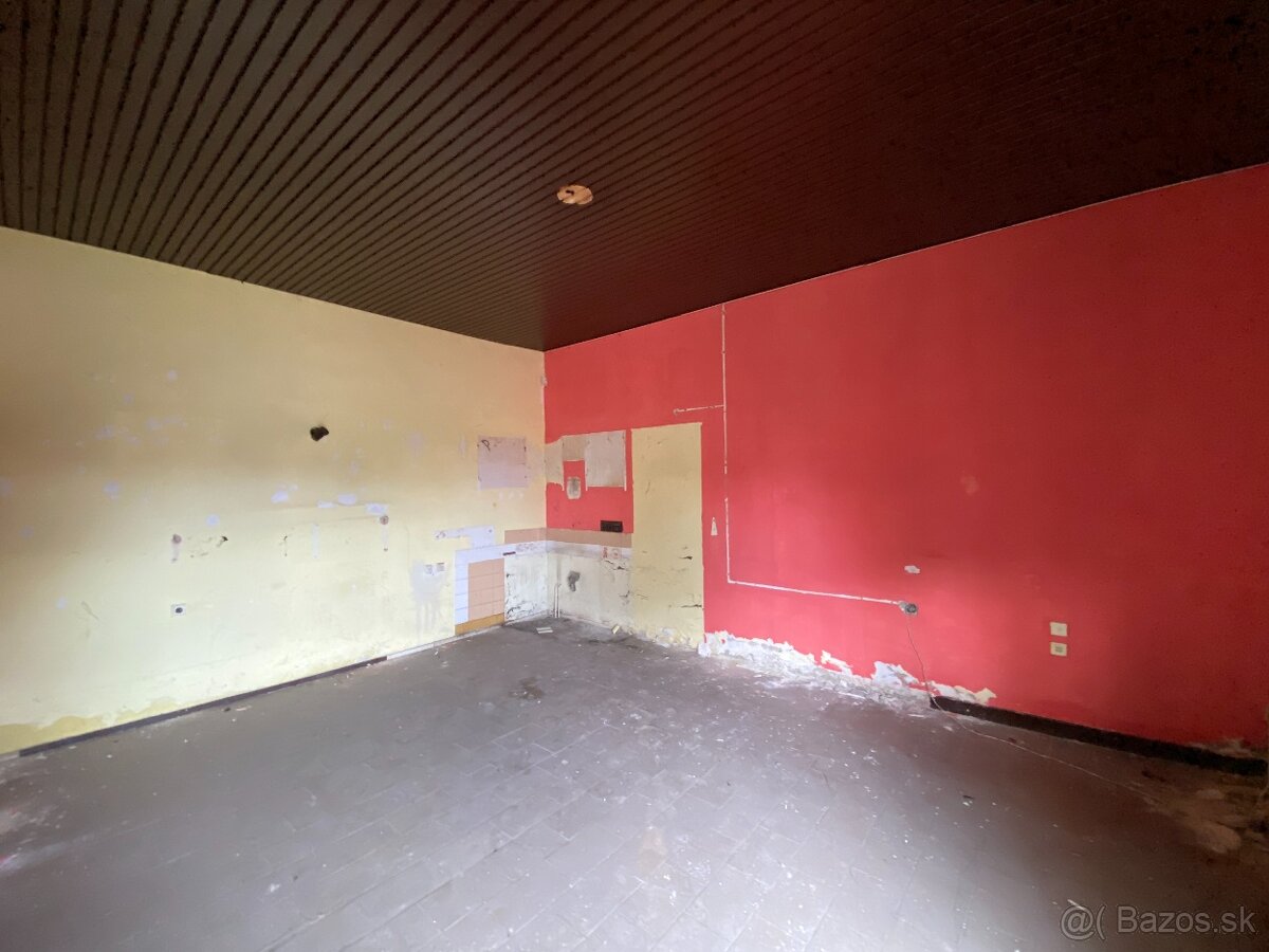 Trojizbový rodinný dom v širšom centre mesta Lučenec - 17