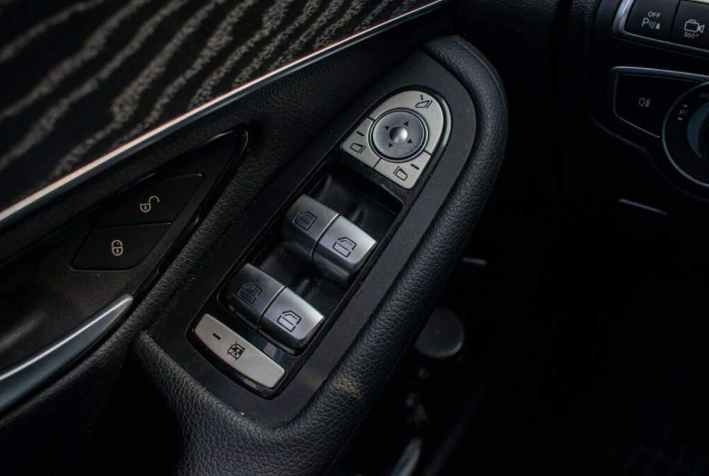 Mercedes-Benz GLC SUV 350 e 4MATIC A/T - 17