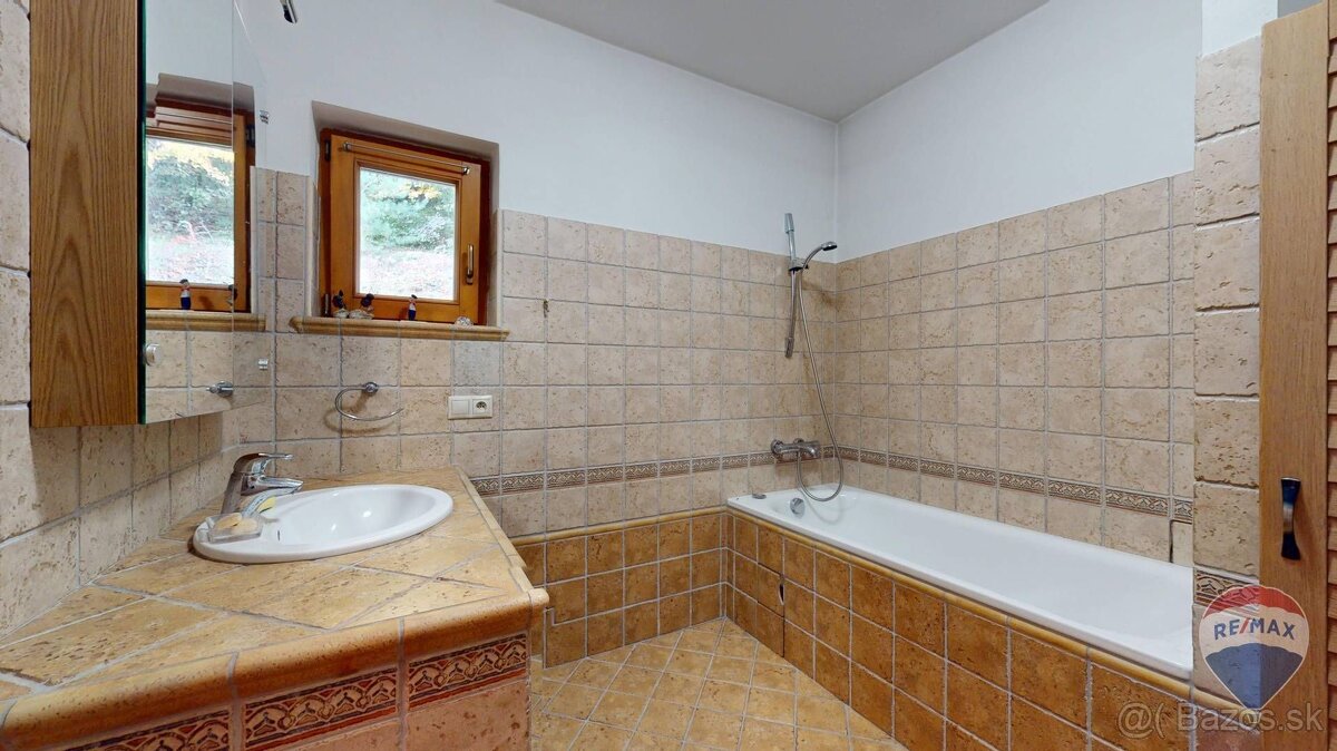 Na predaj charizmatický RD, ktorý ponúka pokojné bývanie v l - 17