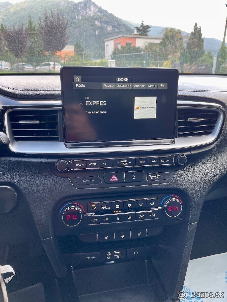 KIA Cee’d Sporty Wagon 1.6 CRDi 136k First Edition - 17