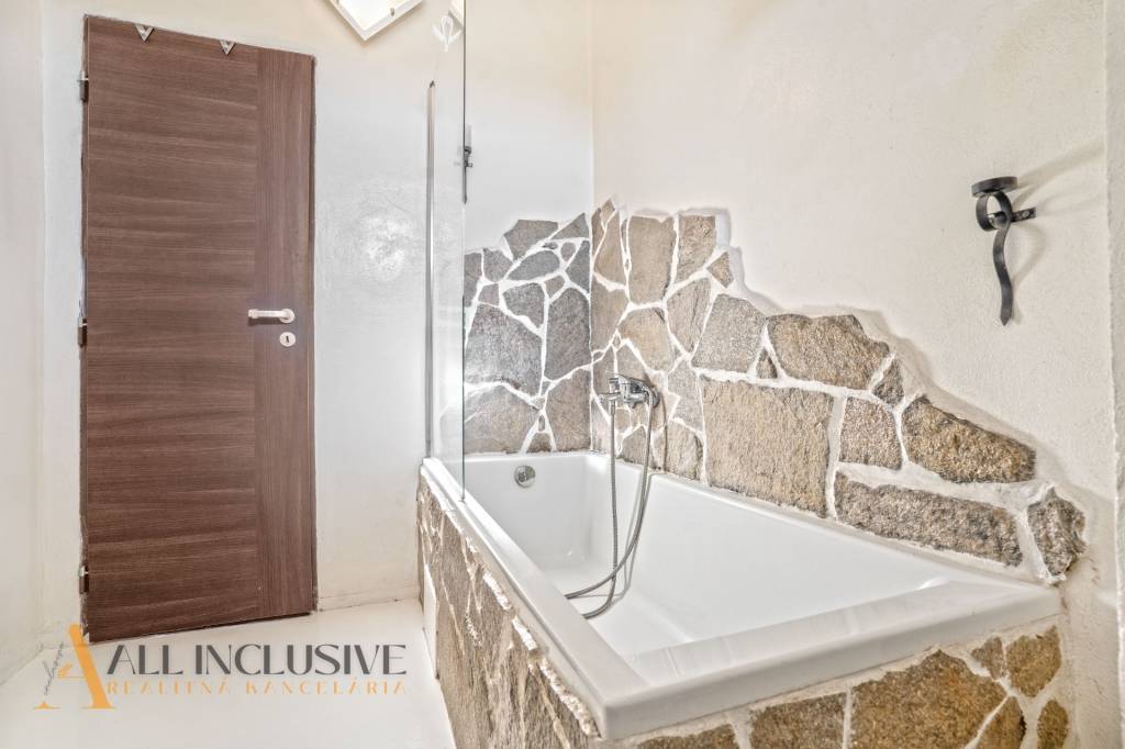 ALL INCLUSIVE | NA PREDAJ POSCHODOVÝ 5-IZBOVÝ RODINNÝ DOM, V - 17