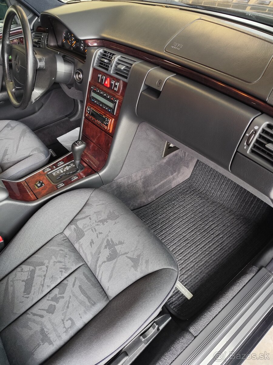 Mercedes-Benz E trieda Sedan 320 - 17