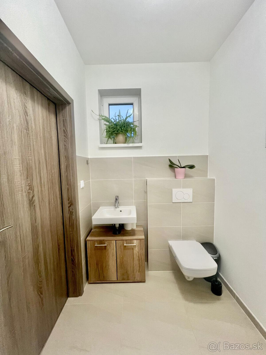 Rodinný dom, ktorý má všetko: priestor, záhradu, parking aj - 17