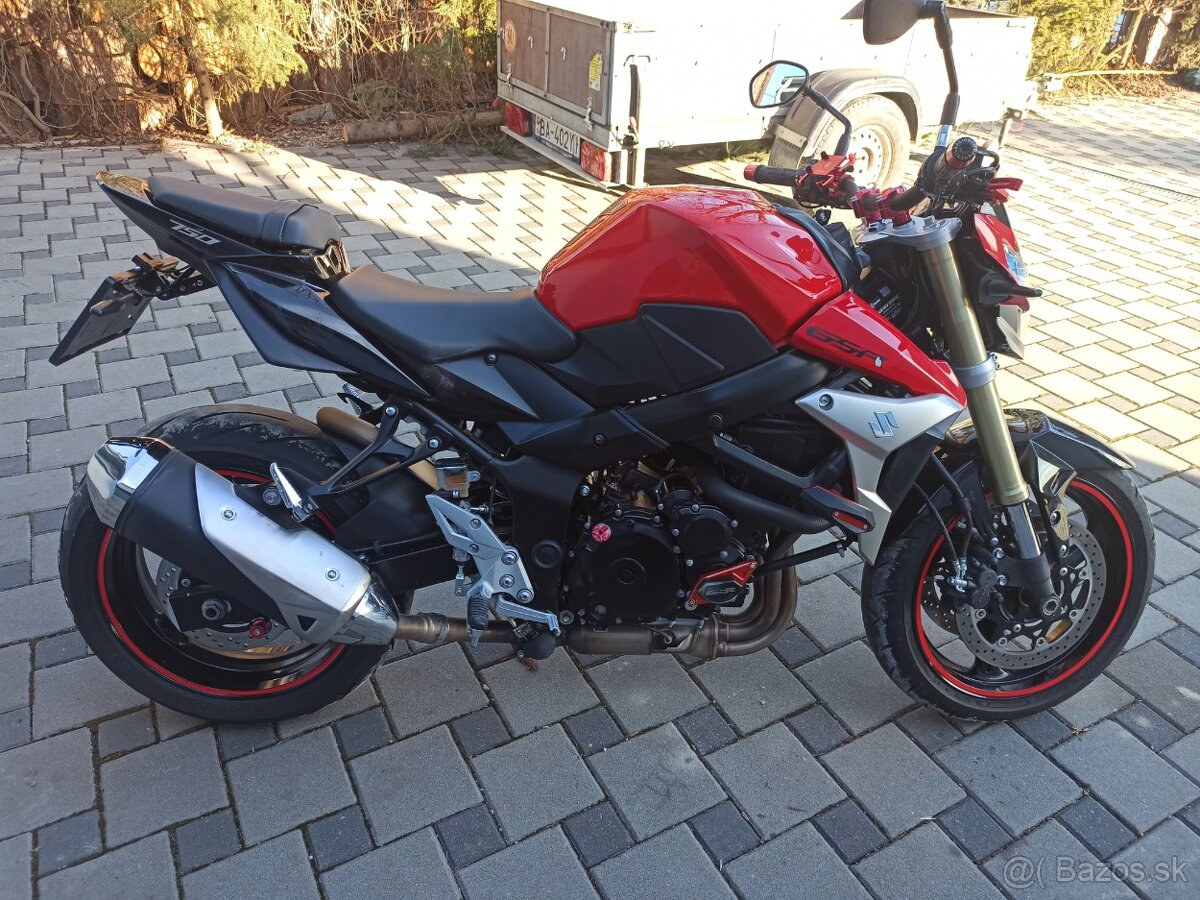 Suzuki gsr 750 - 17