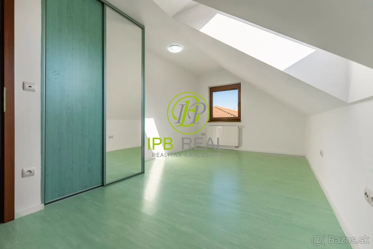 Priestranný rodinný dom s dvojgarážou v Malinove - 17