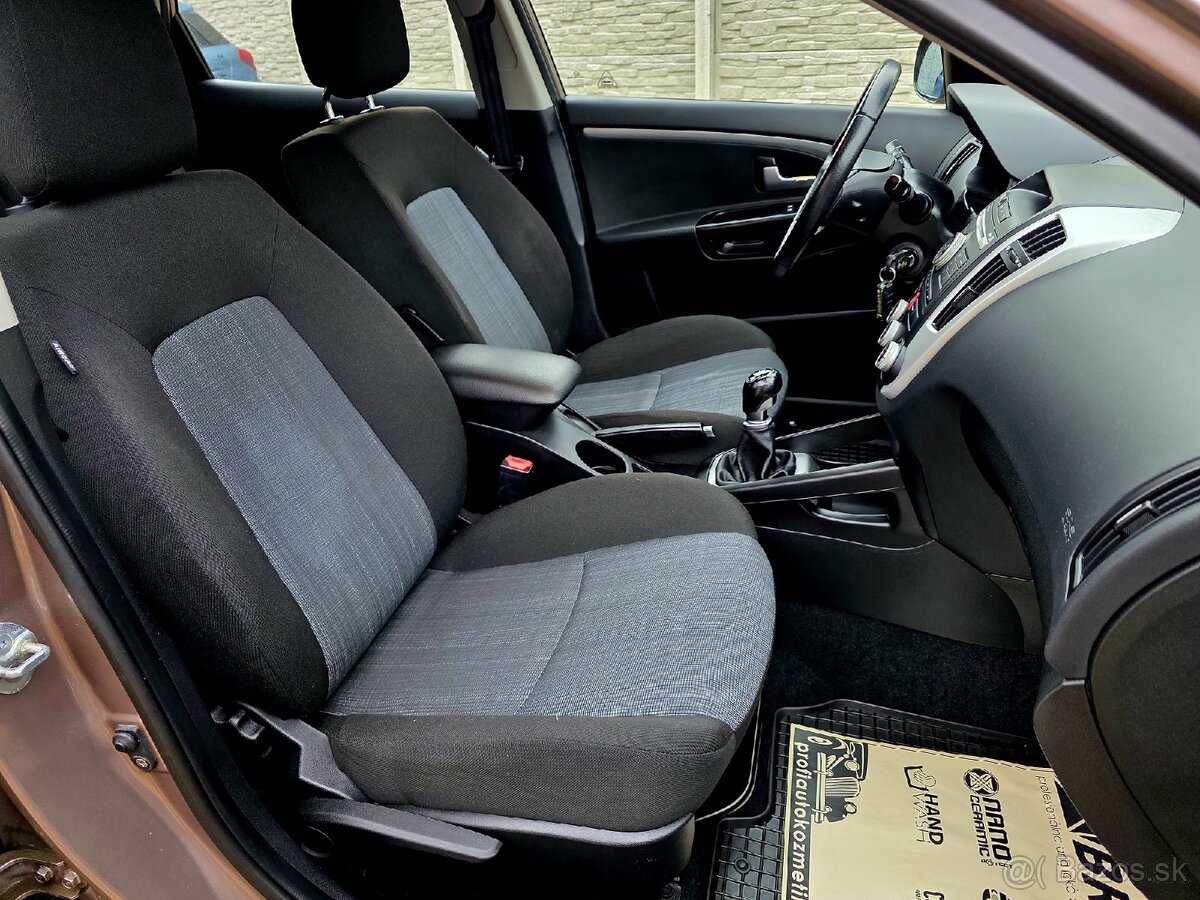 Kia Ceed SW • 1.4i • Facelift 2011 • 59 tisíc KM • Nová STK - 17