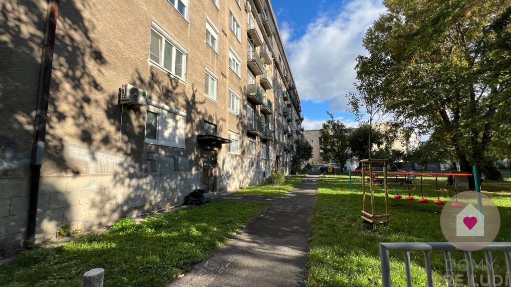 BA/NIVY-Prenájom komplet prerobeného 3 izbového bytu pri OC - 17