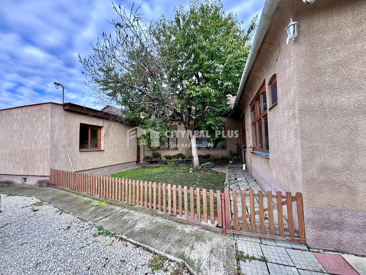 Ponúkame Vám na predaj rodinný dom s veľkým pozemkom v meste - 17