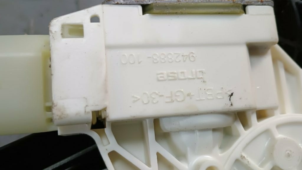 BMW 5 F10 F11 2010 - 2017 predna maska okno sklo okular - 17