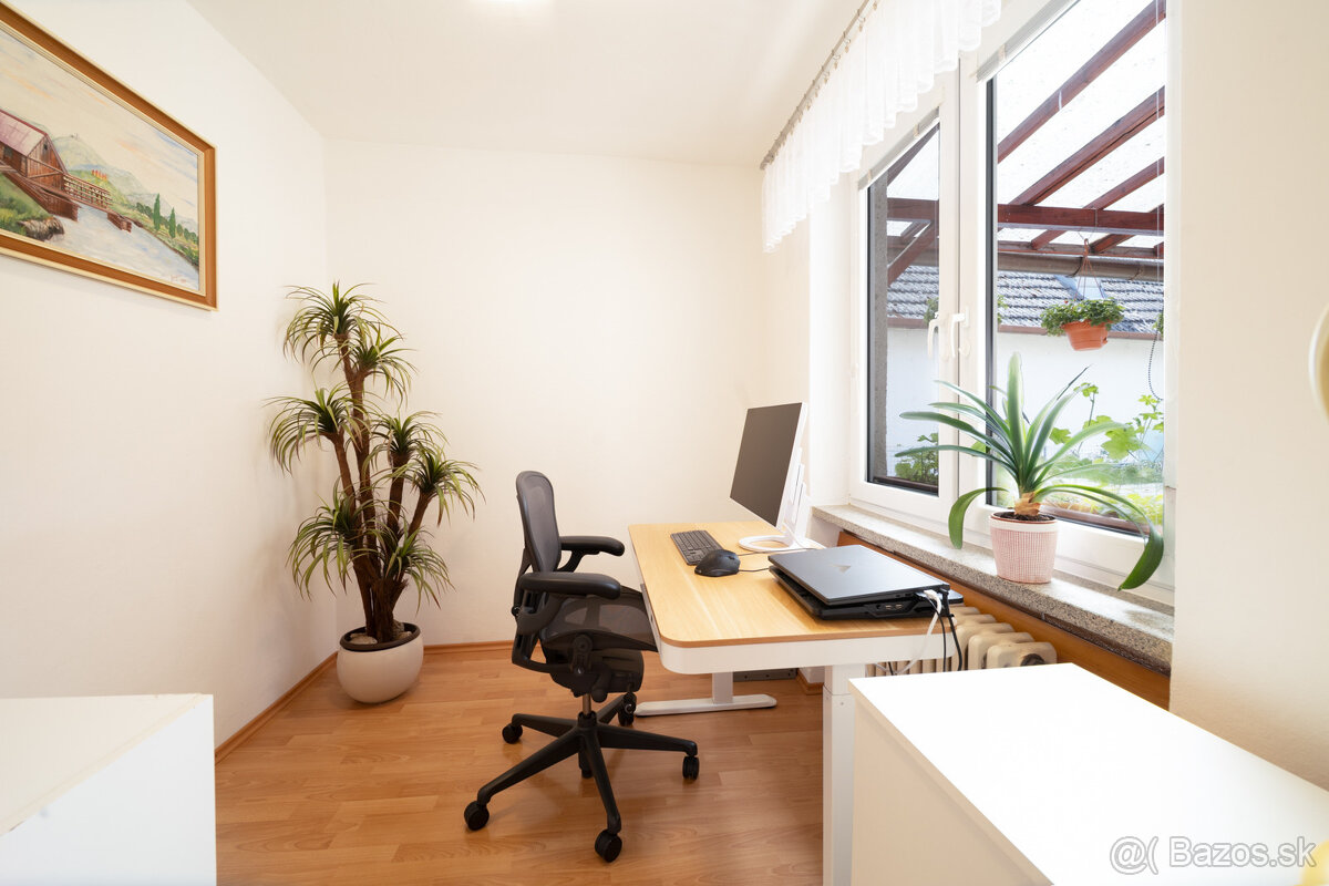 REZERVOVANÉ: Na predaj priestranný dom s veľkým pozemkom v P - 17