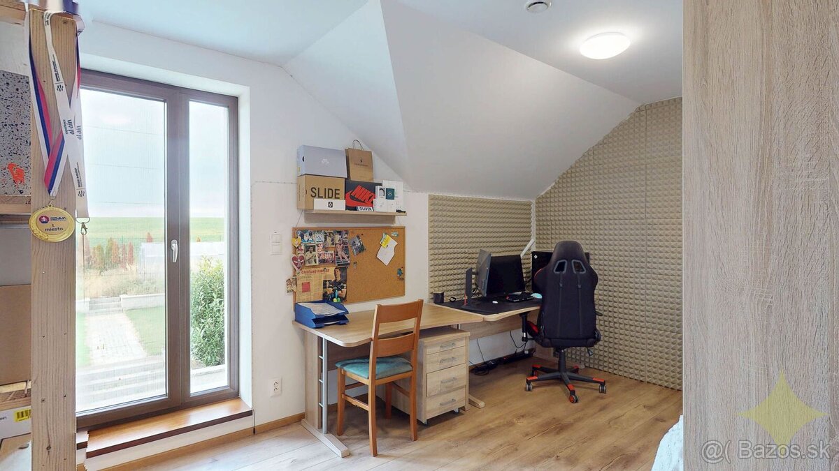 Priestranný dvojpodlažný 6-izbový rodinný dom v Malom Lapáši - 17