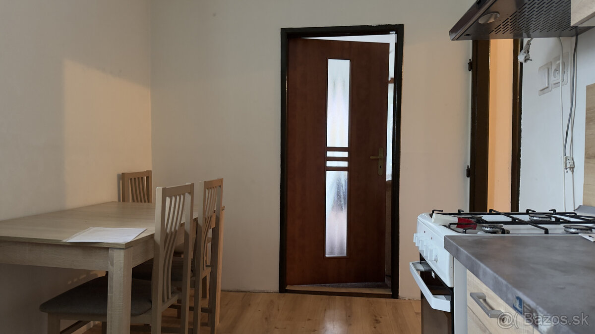 NA PREDAJ: 2i byt s balkónom v pôvodnom stave Valaská ul.TDH - 17