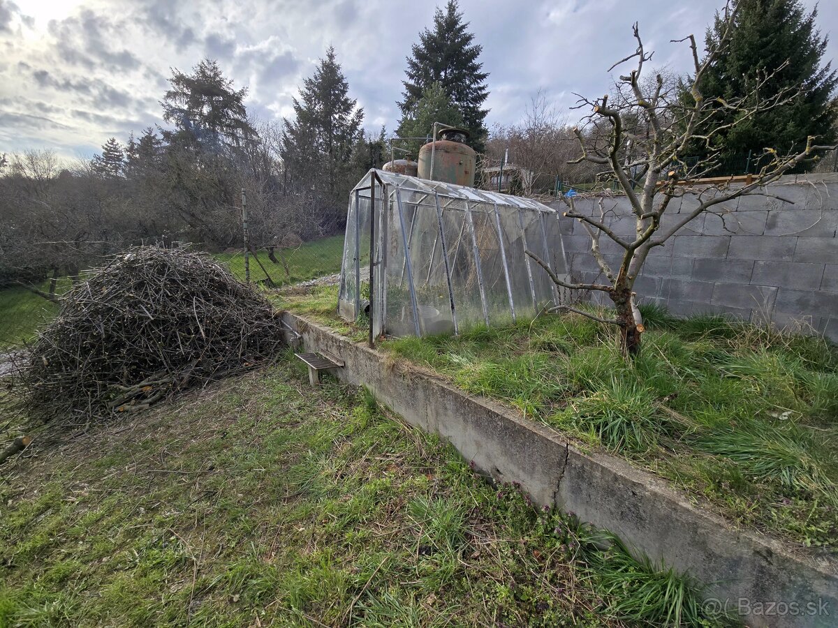 Lukratívny Pozemok 512m² s Murovanou Chatou v Rači pod Lesom - 17