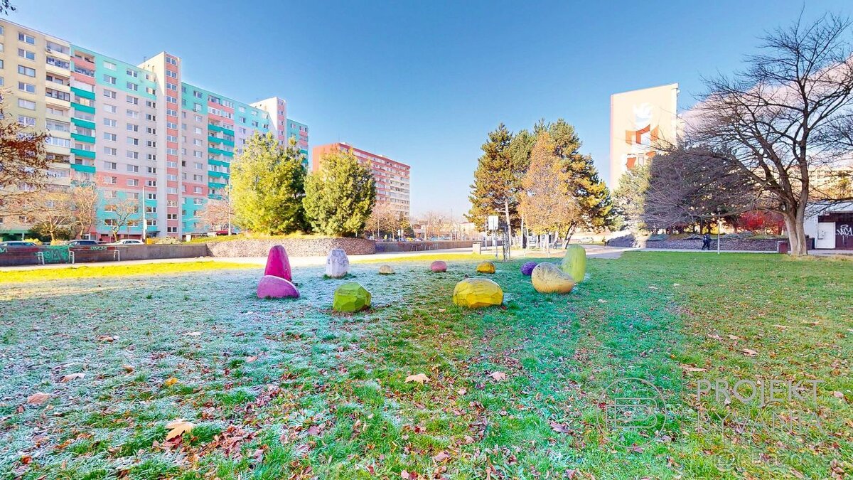 REZERVOVANÉ 2-izbový byt, NÁM. HRANIČIAROV, veľký BALKÓN, v - 17