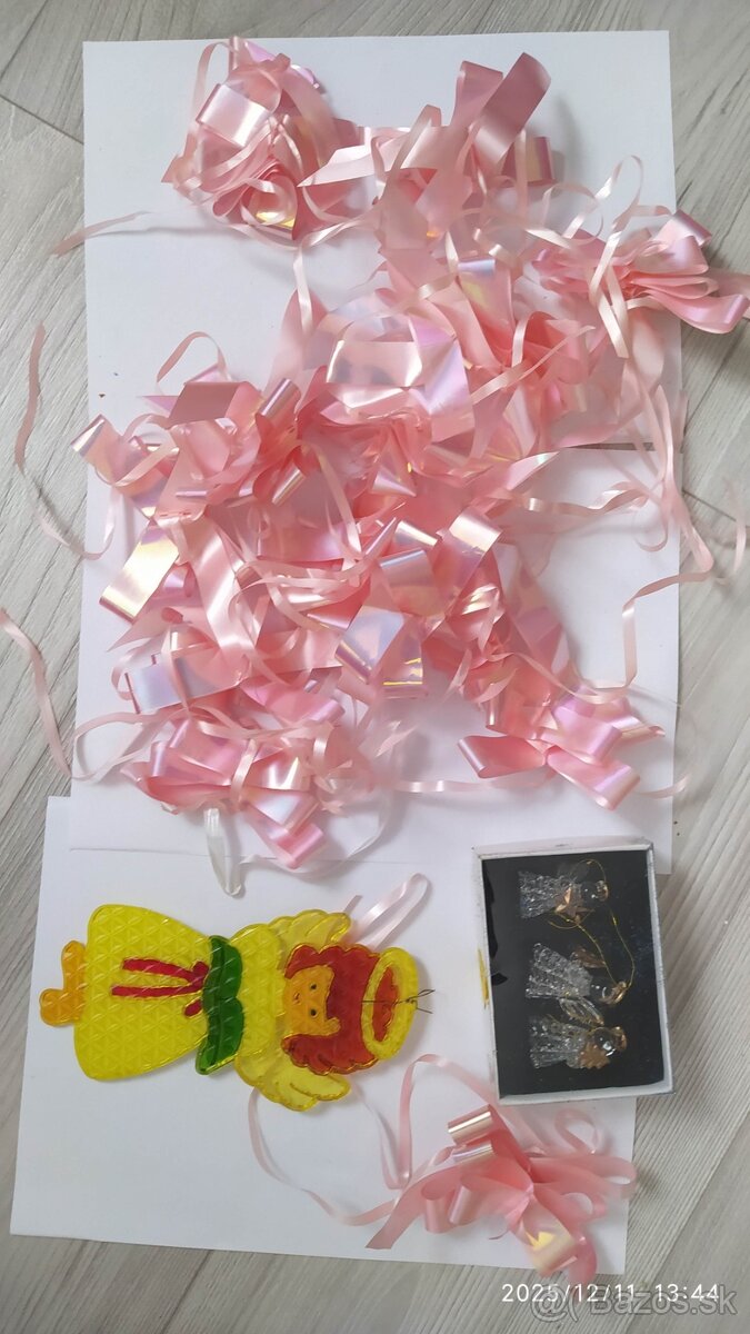 Predám tieto všetky vianočné dekorácie. Cena: 17E - 17